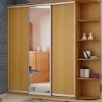 خزانة في الردهة الخشب