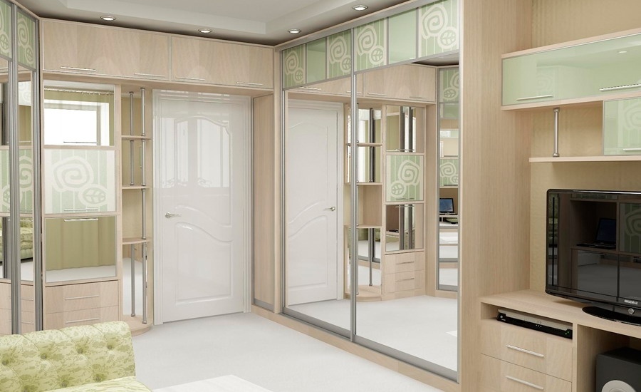 خزانة حول الباب