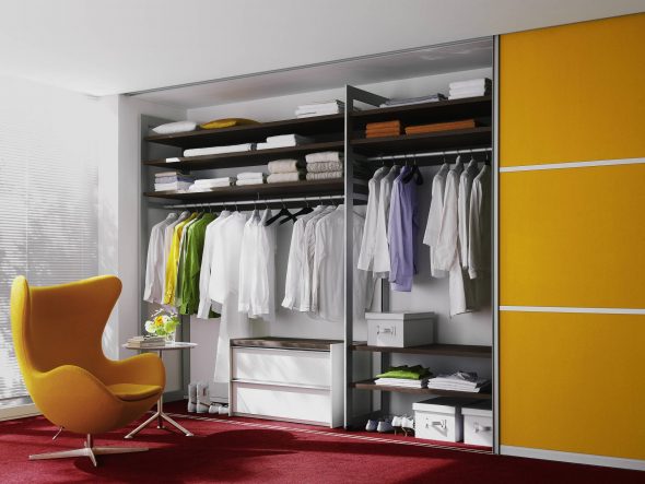 خزانة الملابس في الداخل