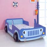 سرير سيارة زرقاء