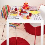 فيلم لاصق ذاتي على الطاولة