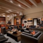 مزيج من الأثاث الأسود في الداخل