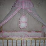 لخياطة المظلة على سرير