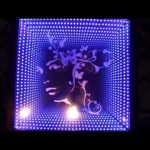 الجدول مع تأثير اللانهاية منقوشة