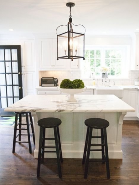 مطبخ مشرق مع باب مظلم