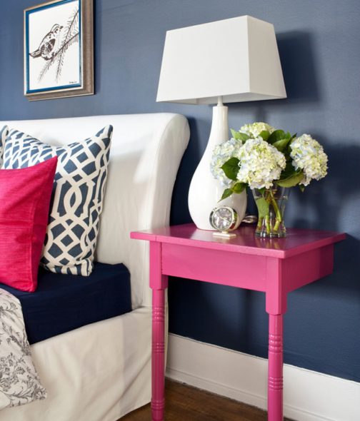 طاولة السرير مع الساقين