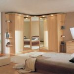 خزانة ملابس زاوية مع مرآة في غرفة واسعة