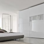 المدمج في خزانة في غرفة النوم باللون الأبيض