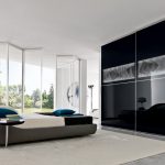 المدمج في خزانة في غرفة النوم السوداء