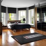 المدمج في خزانة في غرفة النوم السوداء