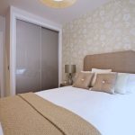 المدمج في خزانة في غرفة النوم الصغيرة