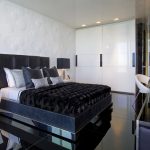 المدمج في خزانة في غرفة النوم الحديثة