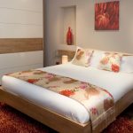 المدمج في خزانة في غرفة النوم الحديثة الطراز