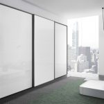 المدمج في خزانة في غرفة النوم في الجدار