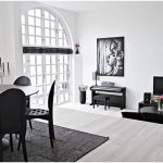 قاعة مع الأثاث الأسود