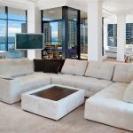 الأرائك من جلد الغزال في الداخل