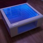 طاولة القهوة مع تأثير اللانهاية