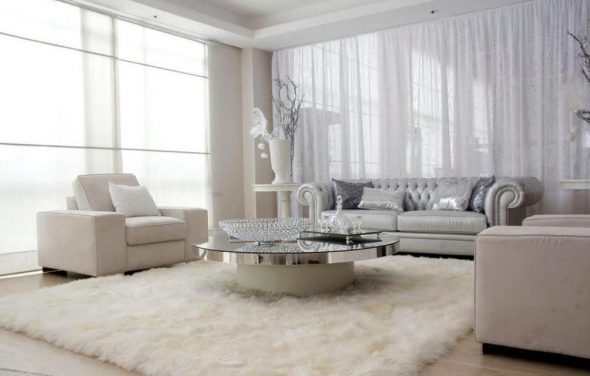 طاولة زجاجية باللون الأبيض