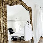 مرآة كبيرة في الشقة