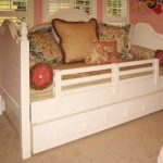 سرير الأطفال مع الجانبين