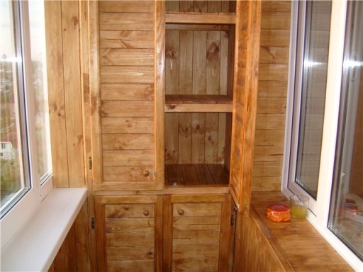 نحن نصنع خزانة ملابس مدمجة على الشرفة