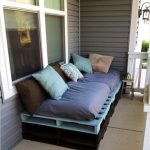 يتم طي الصناديق الخشبية في إطار الأريكة