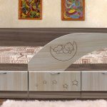 الدلفين سرير خشبي