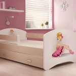 سرير الأطفال لصورة الفتاة