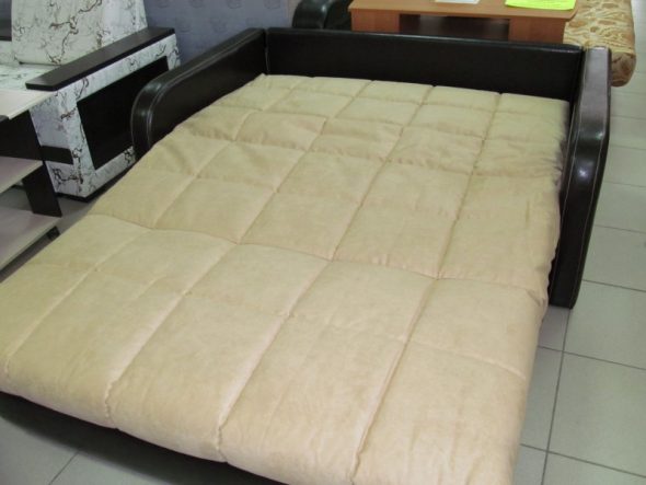 أريكة مع آلية الأكورديون للطي