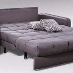 الأريكة لديها إطار معدني قوي