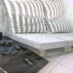 أريكة خشبية مع طاولة جانبية مصنوعة من المنصات القديمة