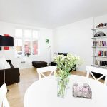 أثاث أبيض مع ديكور مشرق