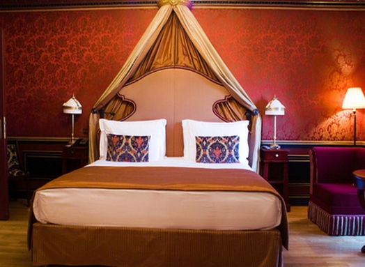 تصميم غرفة نوم مع مظلة