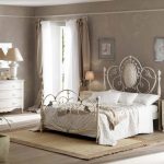 غرفة نوم مشرقة في تصميم المنزل