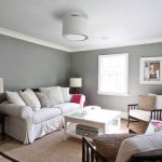 أثاث أبيض في غرفة المعيشة