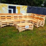 أريكة على شكل حرف L من المنصات القديمة