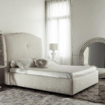 غرفة نوم مشرقة مع مرآة