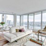 أثاث أبيض في غرفة واسعة