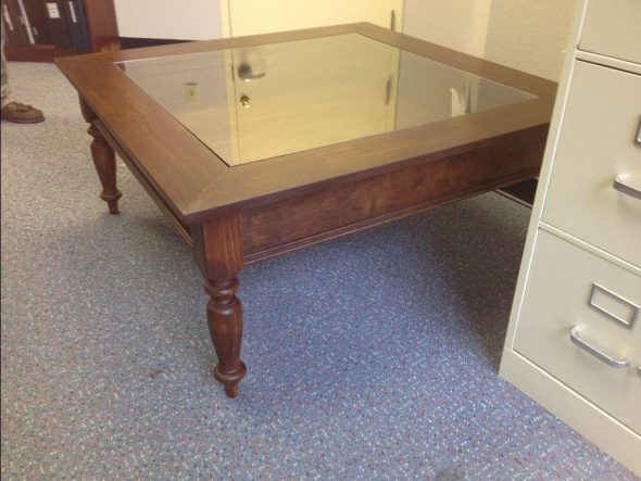 طاولة قهوة أنيقة مع سطح زجاجي