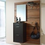 مرآة في مدخل مريح