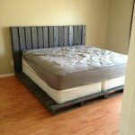 سرير جميل من المنصات