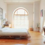 السرير من المنصات في المنزل