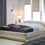 سرير مزدوج جميل في غرفة النوم