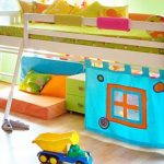 سرير سرير مع دور علوي