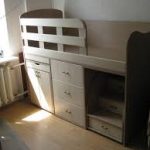 سرير علوي مع ارتفاع الجانب