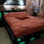 سرير من المنصات لمراهق