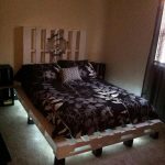 سرير المنصات في الغرفة