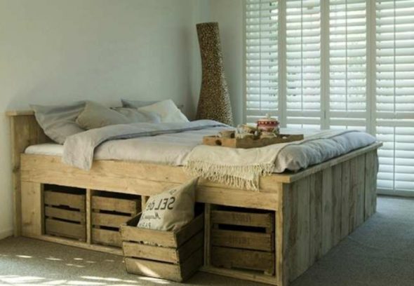 السرير مع مربع والأدراج