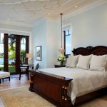 سرير خشبي الصورة