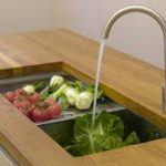 تغرق تحت سطح خشبي